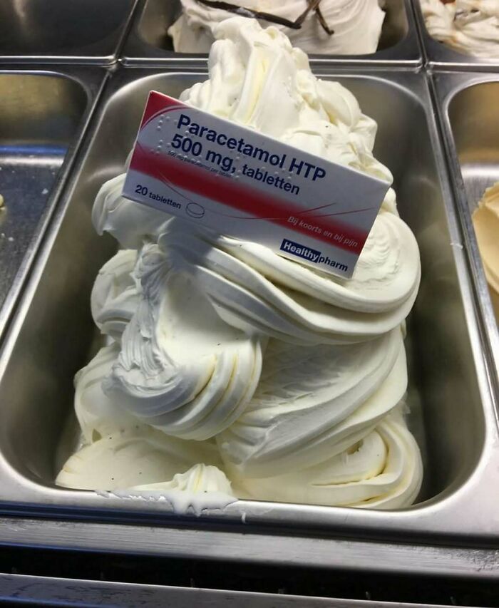 Helado con cartel de paracetamol, imagen divertida y confusa en una vitrina.