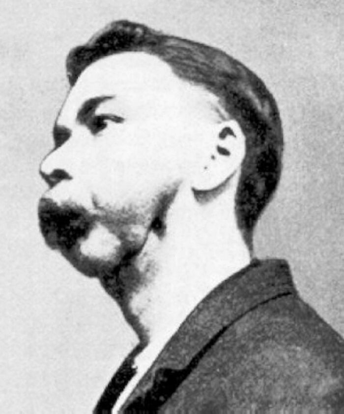 Hombre antiguo con bigote prominente en retrato en blanco y negro mostrando curiosidades poco conocidas hoy aprendí datos sorprendentes.