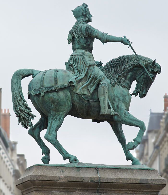 Estatua ecuestre antigua en ciudad, representando historia y cultura en datos sorprendentes que demuestran lo poco que sabemos.
