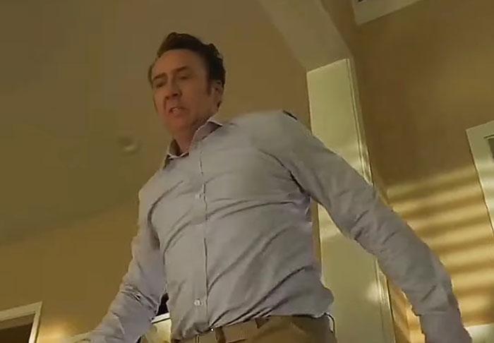 Actor enojado con camisa blanca, destacando mal comportamiento en una escena dramática.
