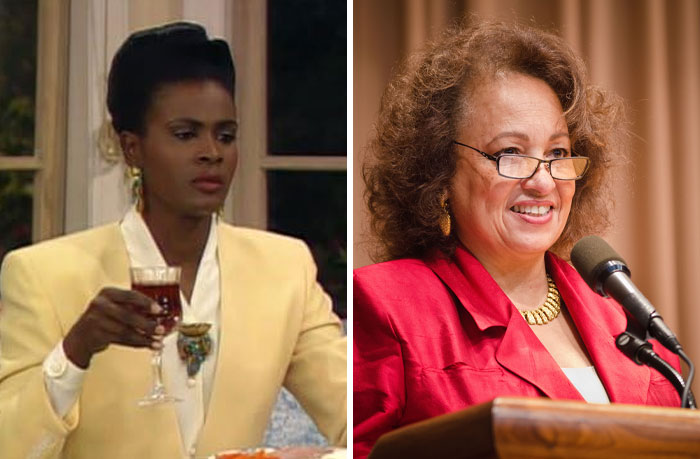 Dos actrices vestidas de manera elegante, una con chaqueta amarilla, la otra con chaqueta roja y gafas, en un podio.
