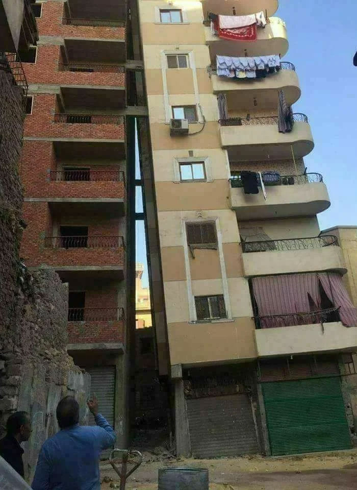 Edificios mal construidos con inclinación, ejemplo de fallos arquitectónicos graciosos.