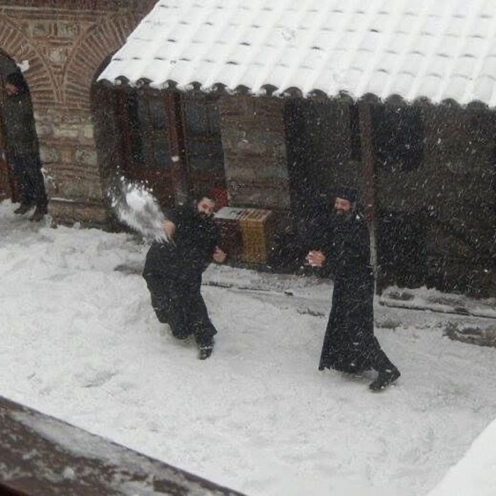 Monjes ortodoxos jugando en la nieve en el Monte Athos, Grecia (2015)