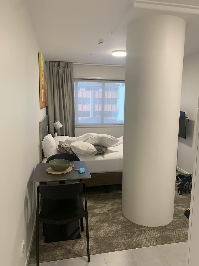 Mi habitación de hotel en Wellington Nueva Zelanda. Sí, eso es un pilar estructural gigante en el medio de la habitación