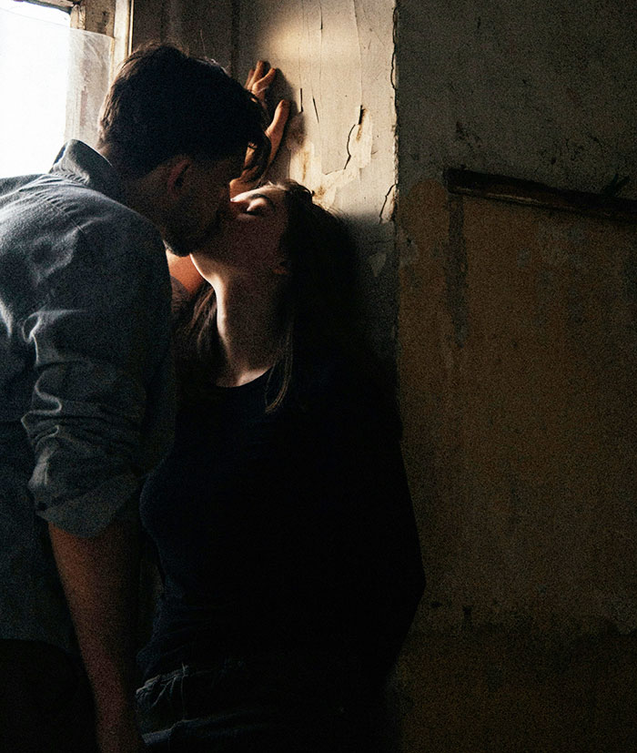 Pareja besándose en una escena que parece sexy en libros pero incómoda en la vida real.