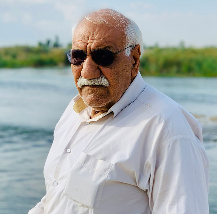 Hombre mayor con gafas en un entorno natural, reflexiona sobre temas que parecen sexys en los libros pero no en la vida real.