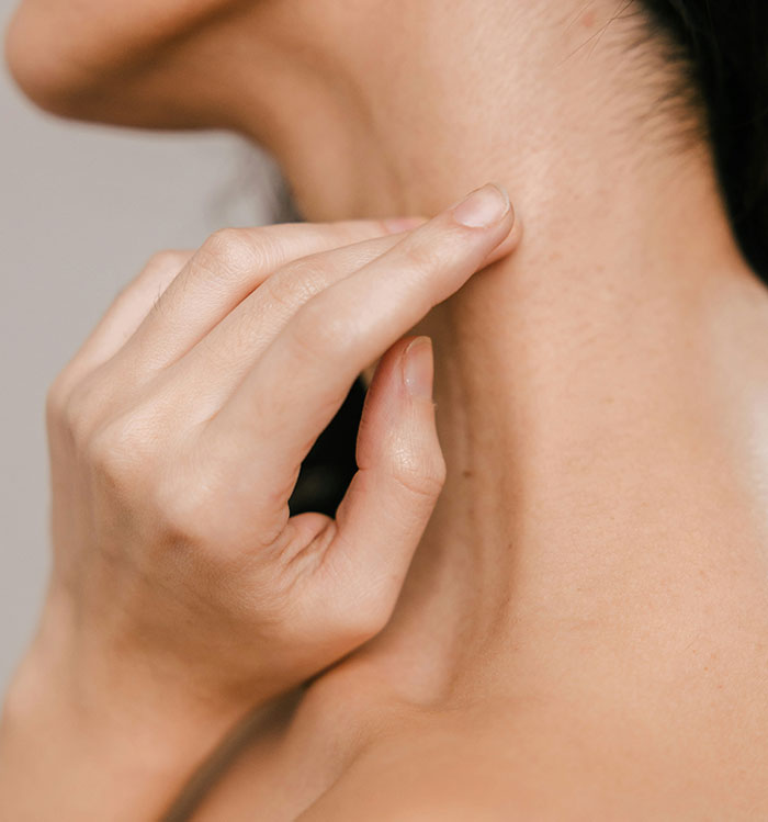 Mano acariciando el cuello, explorando el contraste entre lo sexy en libros y lo asqueroso en la vida real.