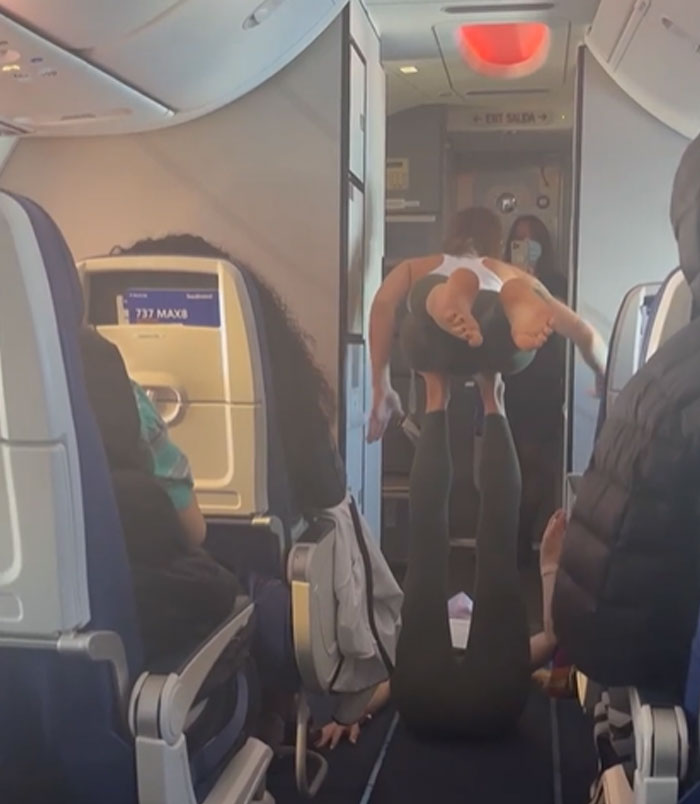 Influencers haciendo cosas ridículas en un avión, ejercitándose en el pasillo sin preocuparse por los demás pasajeros.