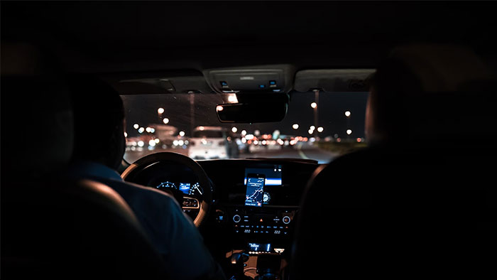 Conductor de noche en la ciudad, momento de saber que tenía que irse ya mismo.