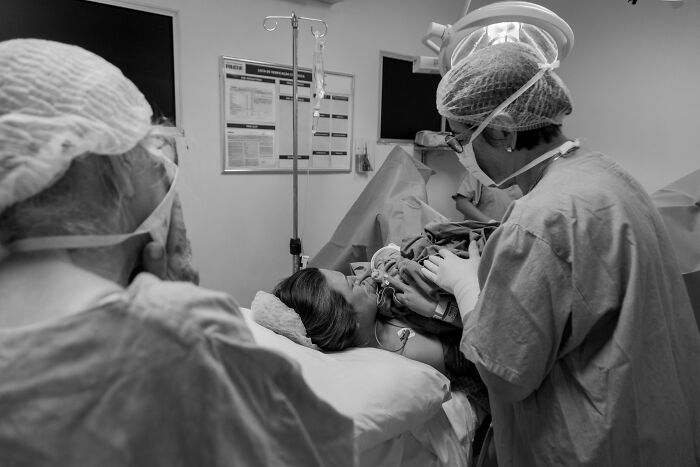 Personal médico atiende un parto en un quirófano, momentos emocionantes capturados.