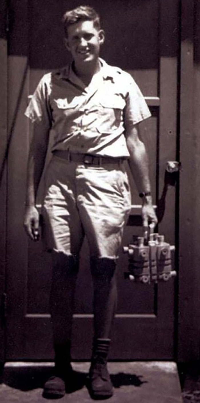 Harold Agnew transportando el núcleo de plutonio de la bomba de Nagasaki, isla de Tinian, 1945.
