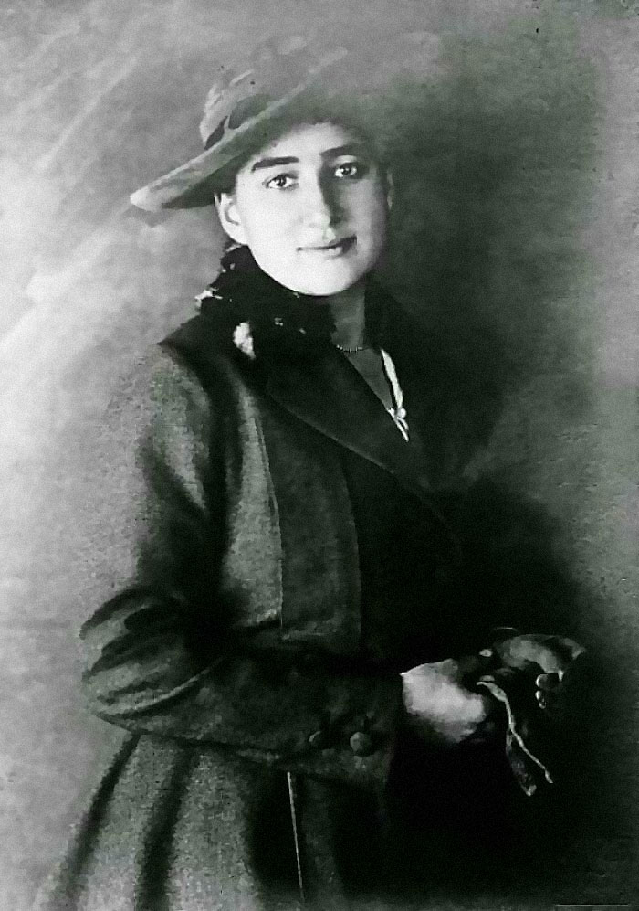 7 de octubre de 1943: Ottla Kafka, querida hermana del escritor Franz Kafka, fue gaseada al llegar a Auschwitz tras ofrecerse voluntaria para escoltar a un grupo de huérfanos del gueto de Terezin para que no tuvieran miedo.