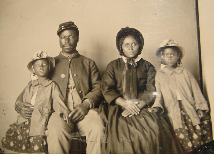 La única fotografía conocida de un soldado afroamericano de la Unión con su familia. Alrededor de 1864