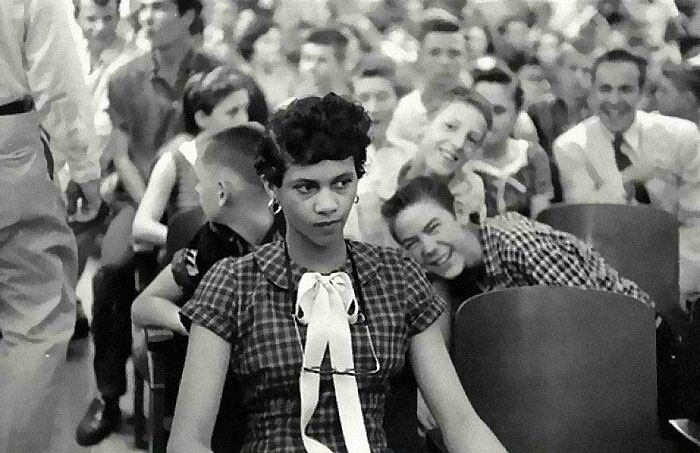 Dorothy Counts, la primera chica negra que asistió a una escuela de blancos en EE.UU., sufre las burlas de sus compañeros blancos en el instituto Harry Harding de Charlotte en 1957.