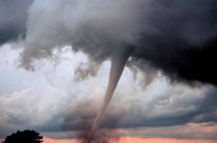 Tornado al atardecer, ejemplo claro de excusas verdaderas usadas por estudiantes para justificar ausencias escolares.