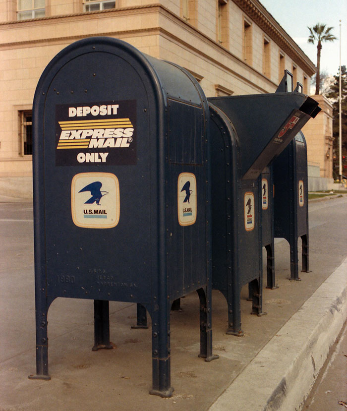 Buzones de correo en la calle, representación de excusas estudiantiles increíbles y ciertas.