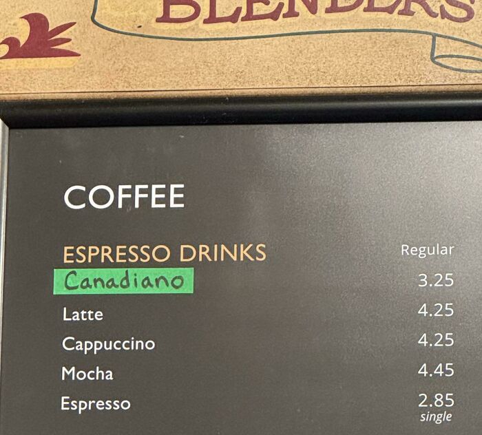 Mesa de café con menú que incluye la bebida "Canadiano", representando curiosidades de Canadá.
