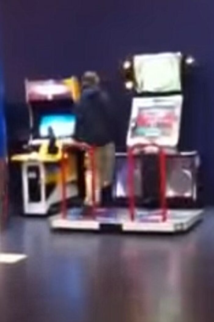 Persona junto a una máquina recreativa en un salón de juegos, imagen parece normal pero tiene historia inquietante.