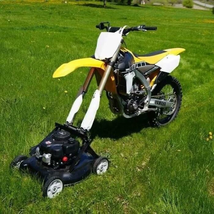 Motocicleta unida a un cortacésped en un campo verde, una imagen tan rara como absurda.