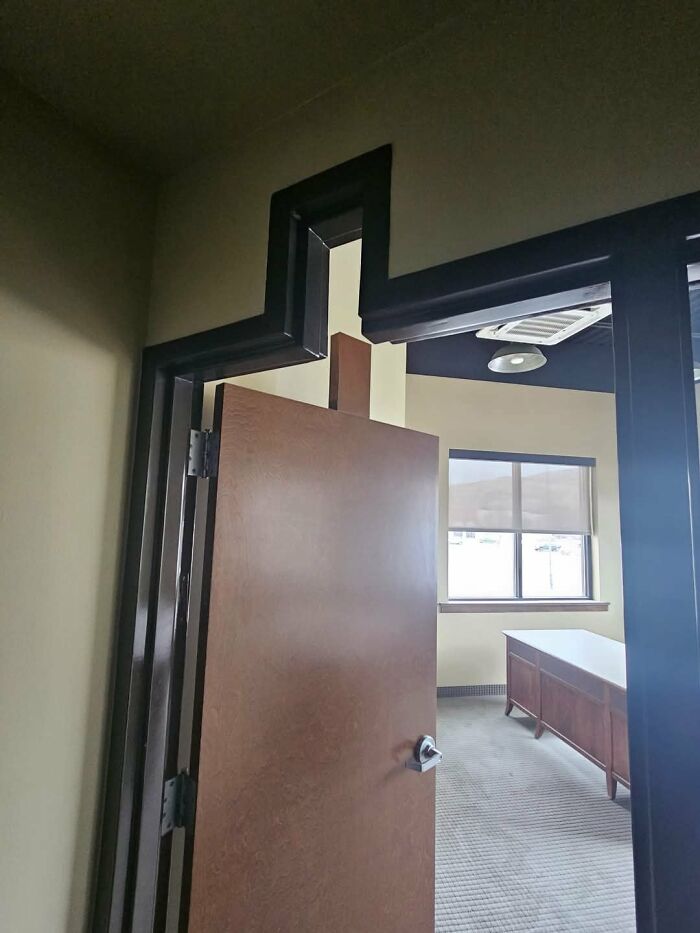 Puerta mal diseñada que no cierra correctamente, mostrando errores de arquitectos en construcción.
