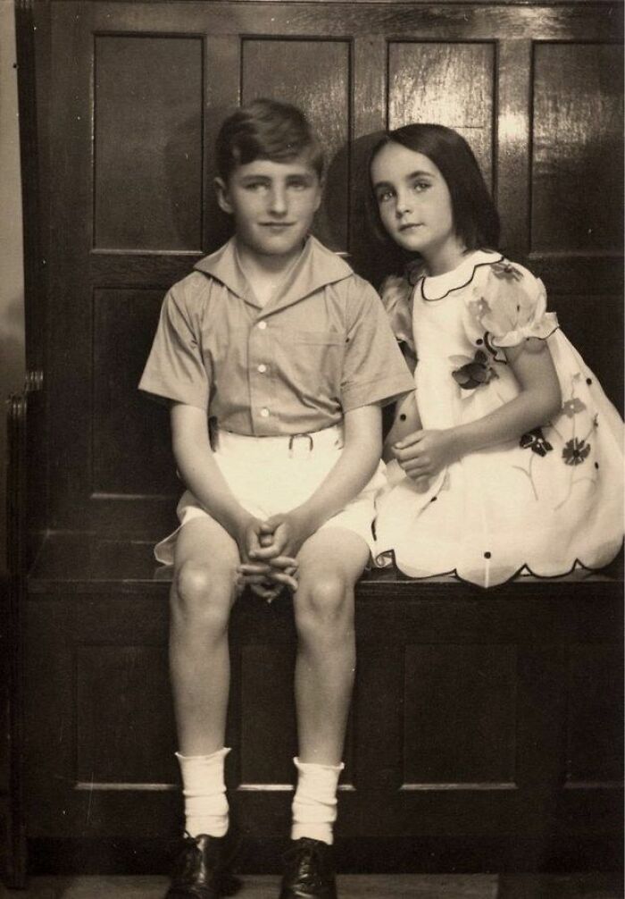 Niños vestidos con ropa vintage, recordando los días pasados en una foto histórica poco conocida.