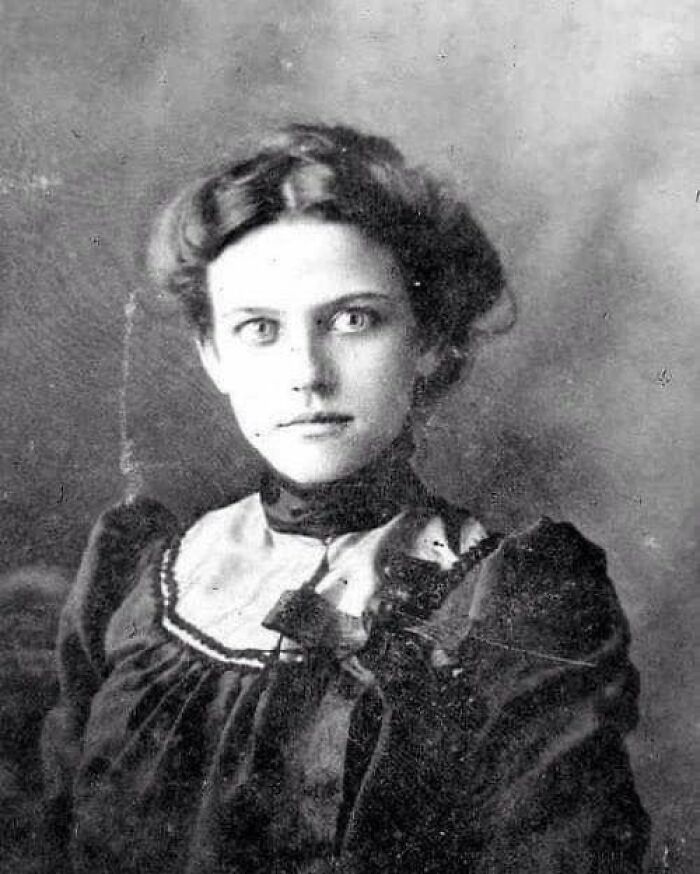 Retrato antiguo de una mujer con vestido victoriano, capturando momentos históricos poco conocidos.