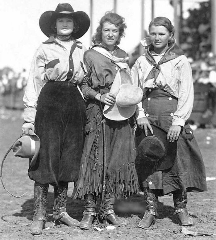 Mujeres vaqueras en ropa tradicional antigua sosteniendo sombreros, ilustran fotos históricas poco conocidas.