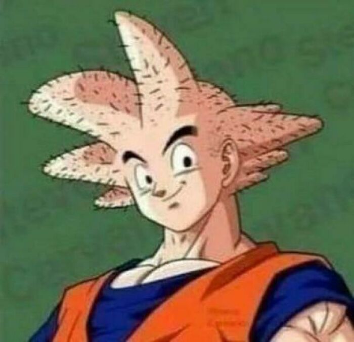 Personaje de anime con cabello puntiagudo y expresión intrigante, con fondo verde.