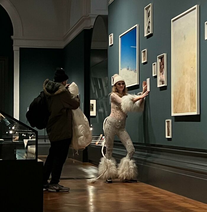 Un influencer posando de manera ridícula en un museo, sin importarle las molestias que pueda causar.