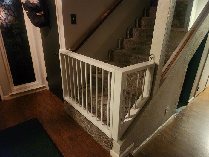 Barandilla de seguridad blanca en escaleras interiores para proteger momentos divertidos y conmovedores de padres con hijos.