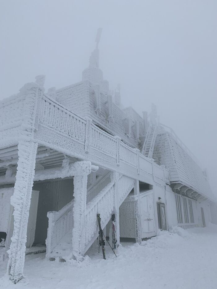 Edificio canadiense cubierto de nieve, mostrando la intensa nevada típica del invierno en Canadá.