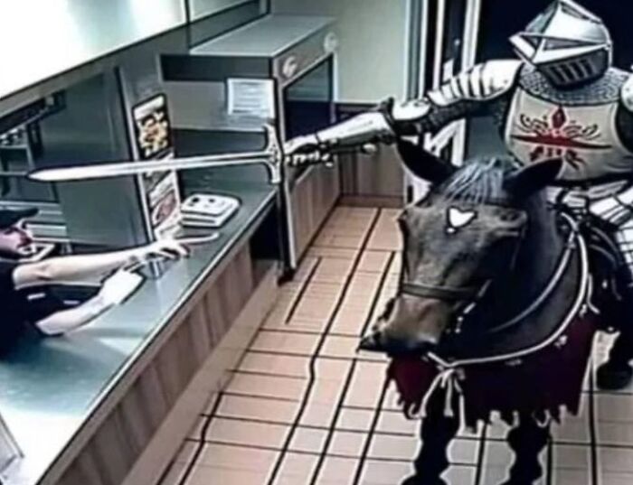 Caballero medieval en un restaurante de comida rápida, escena absurda y rara.