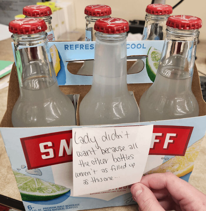 Seis botellas de refresco en empaque con nota sobre clientes frustrantes y empleados contando historias.