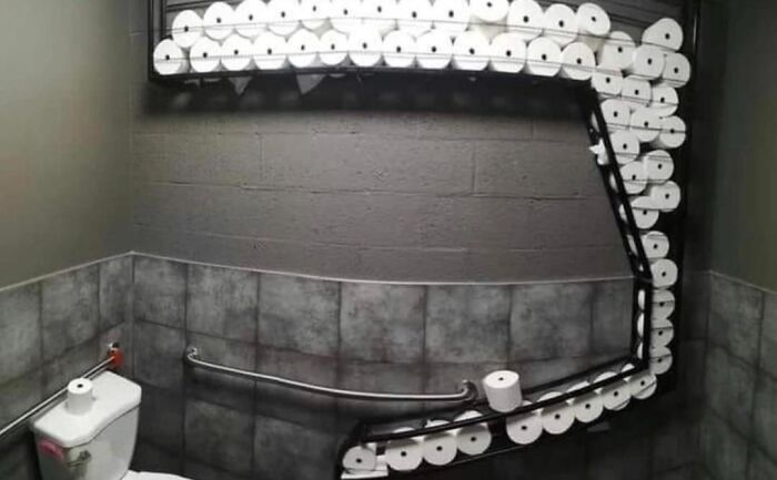 Papel higiénico almacenado de forma extraña y absurda en el baño.