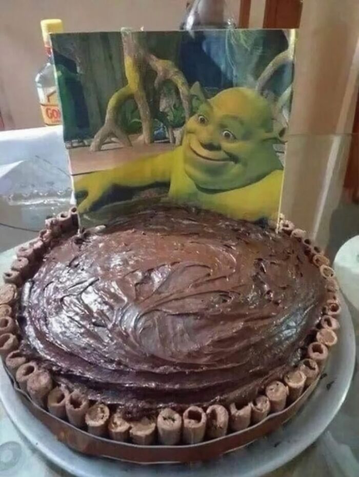 Tarta de chocolate con imagen de un ogro verde, representando imágenes aleatorias absurdas.