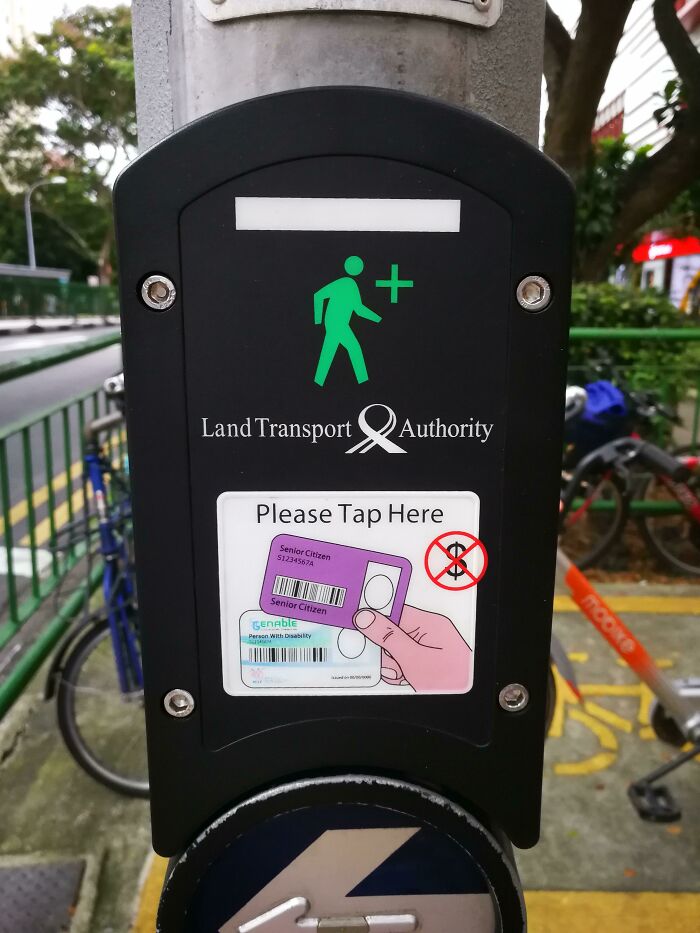 Terminal de transporte con tarjeta de ciudadano senior, ejemplo de ingeniosos detalles en la vida cotidiana.