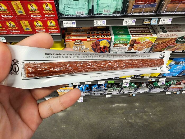 Tira de carne envasada frente a estantes, un diseño que no funcionó como se esperaba en la realidad.