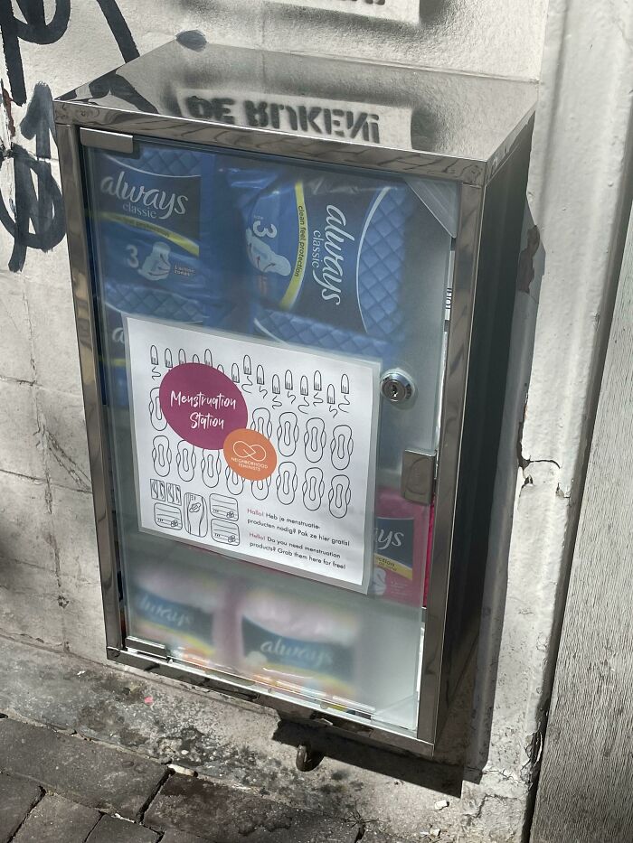 Estación de menstruación en la calle con productos gratuitos, un ejemplo de detalles ingeniosos en la vida cotidiana.