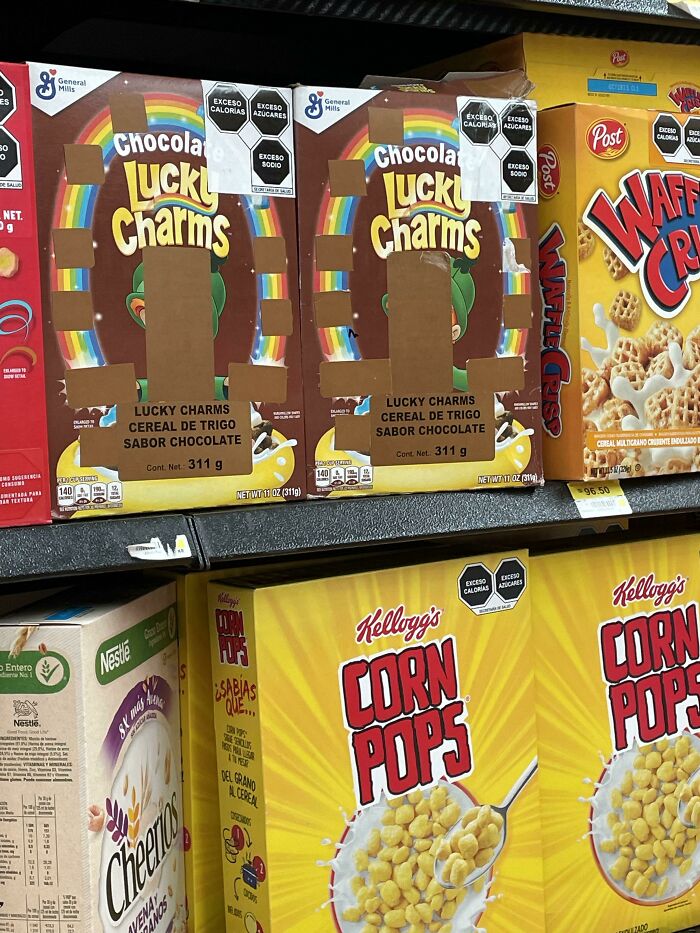 Cajas de cereales diferentes en un estante de supermercado, mostrando detalles ingeniosos de productos globales.