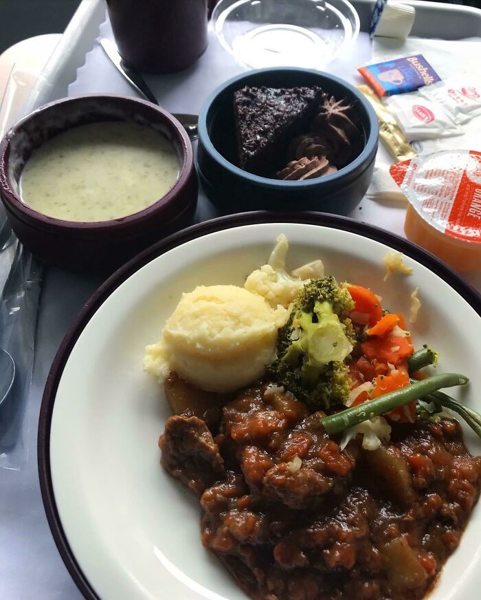 Plato variado con puré y verduras, ejemplo de detalles ingeniosos en comidas de varios países.