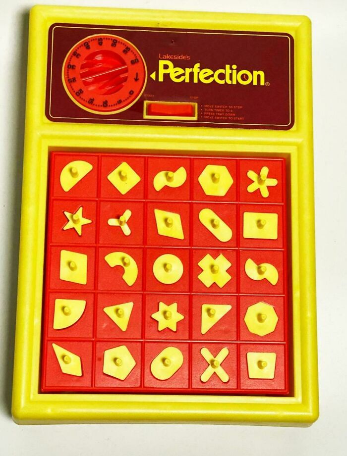 Juego de mesa clásico Perfection de los años pasados que hace a la gente recordar su juventud y sentirse mayor.