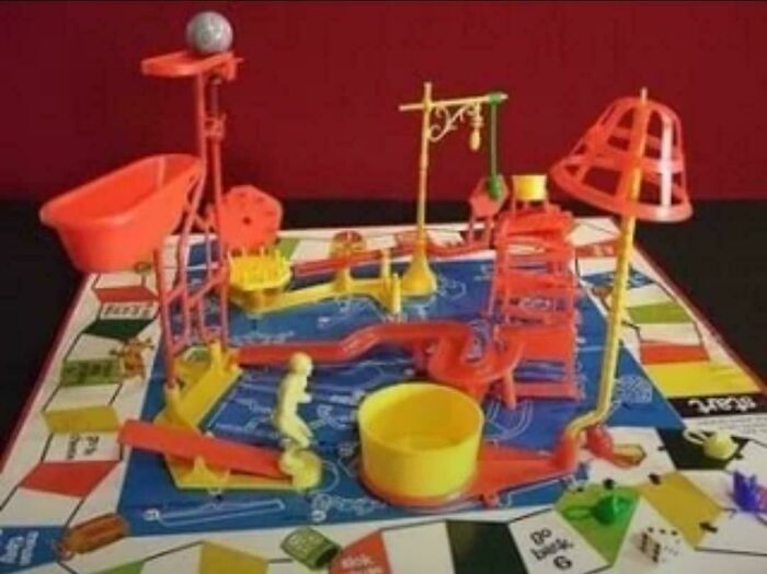 Juego de mesa clásico con piezas y mecanismos de plástico que muestra cosas del pasado que provocan nostalgia y recuerdos de juventud.