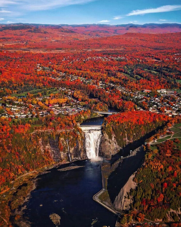 Cascada rodeada de un colorido paisaje otoñal en Canadá.