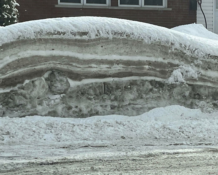 Nieve estratificada en Canadá, mostrando un paisaje invernal con capas visibles en la calle.