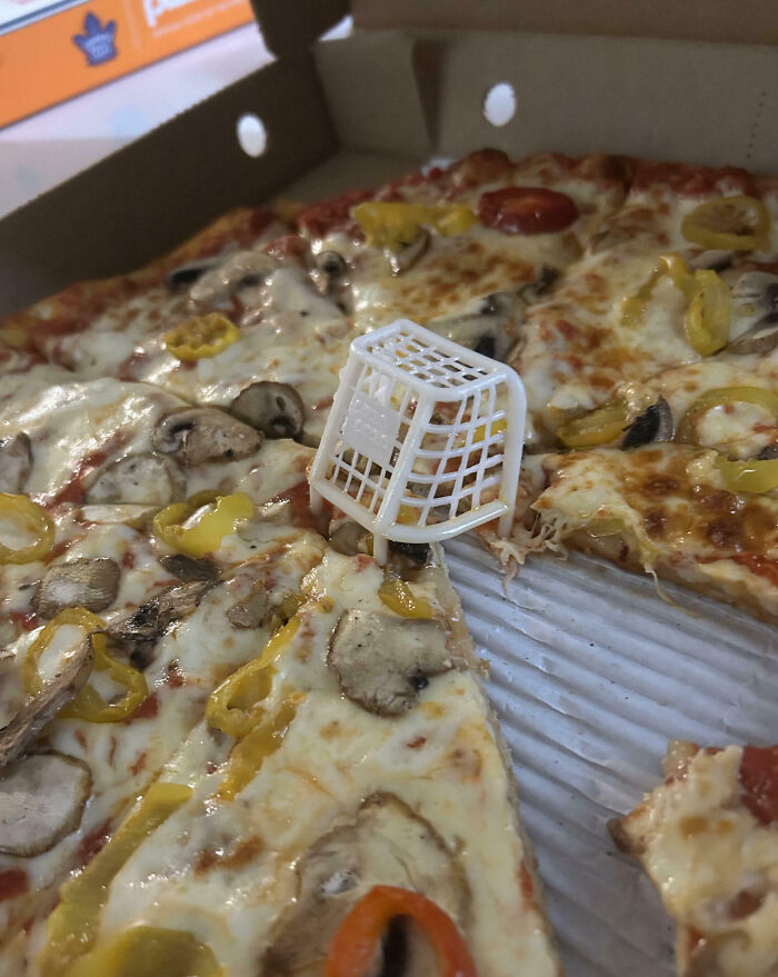 Pizza canadiense con champiñones y pimientos, repetida jugada de la portería en miniatura para proteger la cobertura.