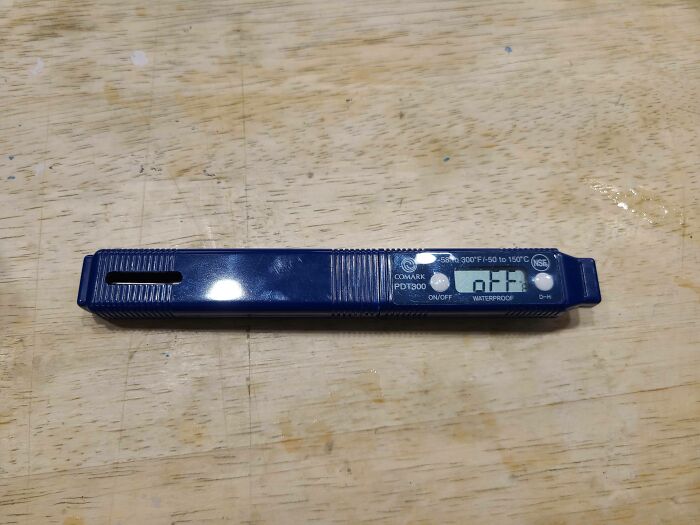 Bolígrafo azul en una superficie de madera, diseño que parece no funcionar como se esperaba.
