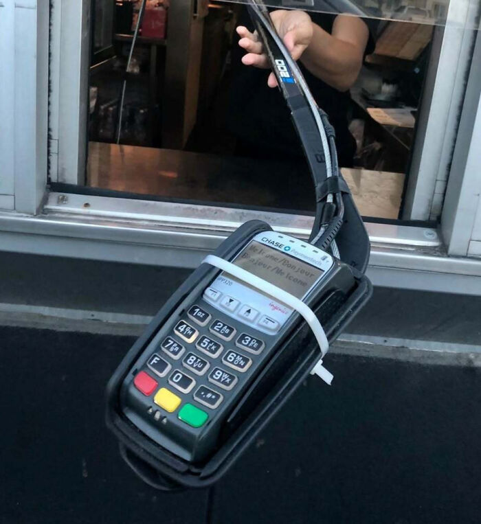 Terminal de pago alargado por un poste en un restaurante para autoservicio en Canadá.
