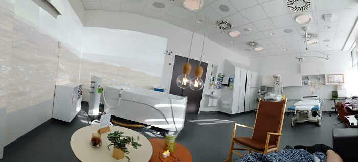Sala de hospital moderna con detalles ingeniosos en iluminación y mobiliario, mostrando innovación en la vida cotidiana.