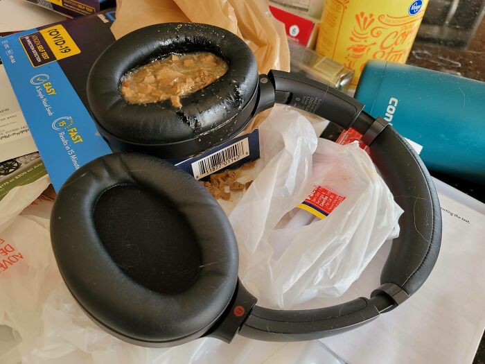 Auriculares dañados con comida derramada encima, un fallo caro.