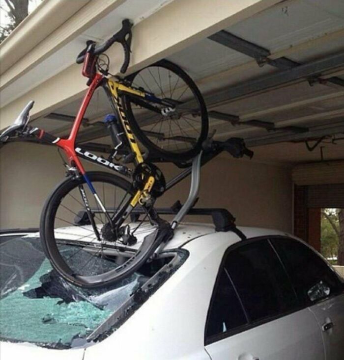 Bicicleta en portabicicletas daña el techo del coche en un accidente caro.
